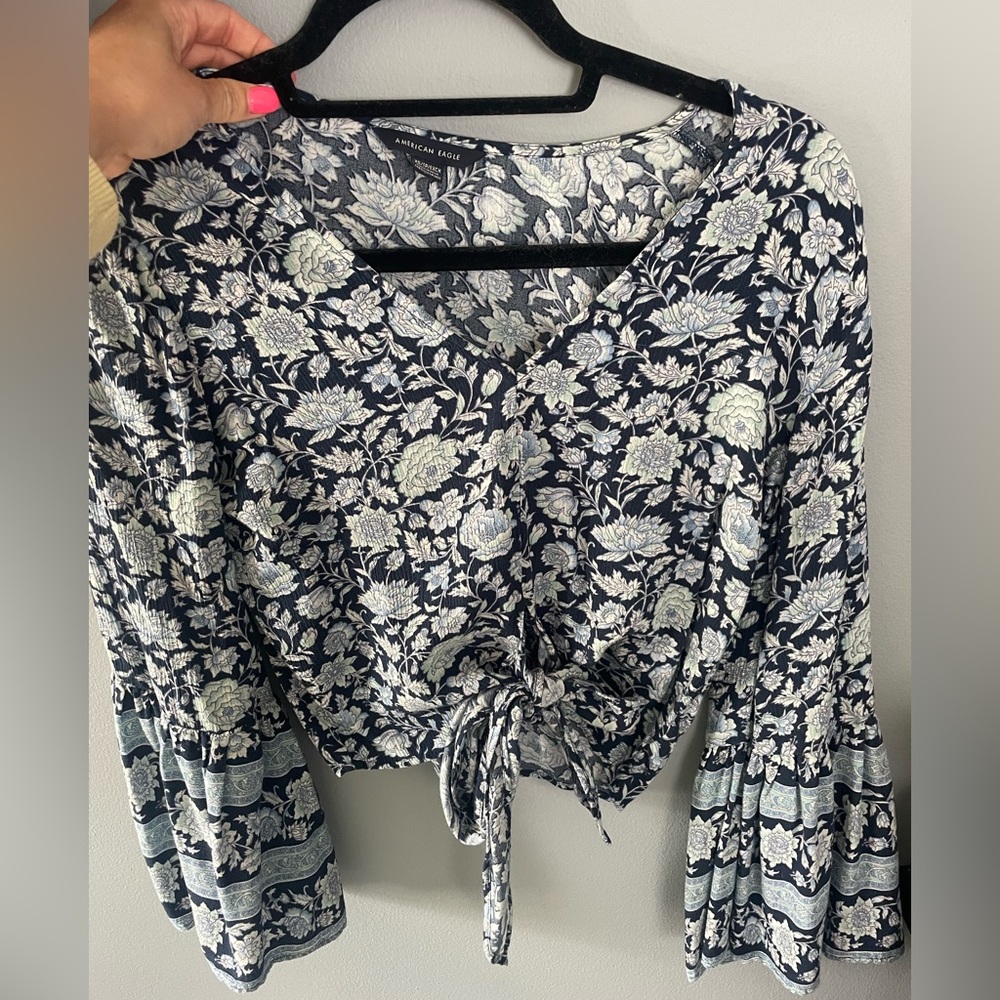 American Eagle cropped bell sleeve floral shirt